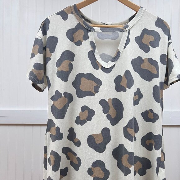 Heimish USA Women's Large Leopard Print Keyhole V-Neck Short Sleeve Tunic Top - Picture 1 of 6